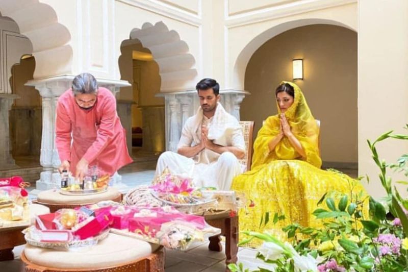టాలీవుడ్లో హీరోయిన్గా రాణిస్తున్న మెహరీన్ హర్యానా మాజీ సీఎం భజన్లాల్ బిష్ణోయ్ మనవడు, కాంగ్రెస్ యువ నాయకుడు భవ్య బిష్ణోయ్ని త్వరలో పెళ్లి చేసుకోబోతుంది. ఇప్పటికే వీరి ఎంగేజ్మెంట్ పూర్తయ్యింది.