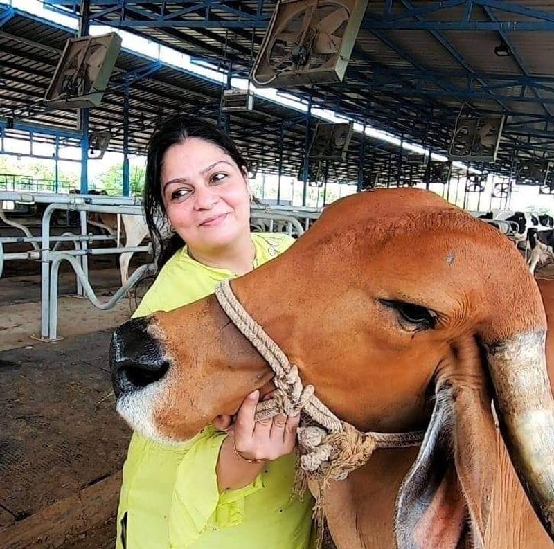 पल्लवी व्यास ने अपने डेयरी फार्म का नाम अपनी सास की याद के लिए उन्हीं के नाम पर ‘शांता’ डेयरी फार्म रखा। उन्होंने यहां अत्याधुनिक मशीन भी लगाई। यहां दुग्ध उत्पादन से लेकर बोतल में पैक होने तक की प्रोसेस मानव रहित है। 