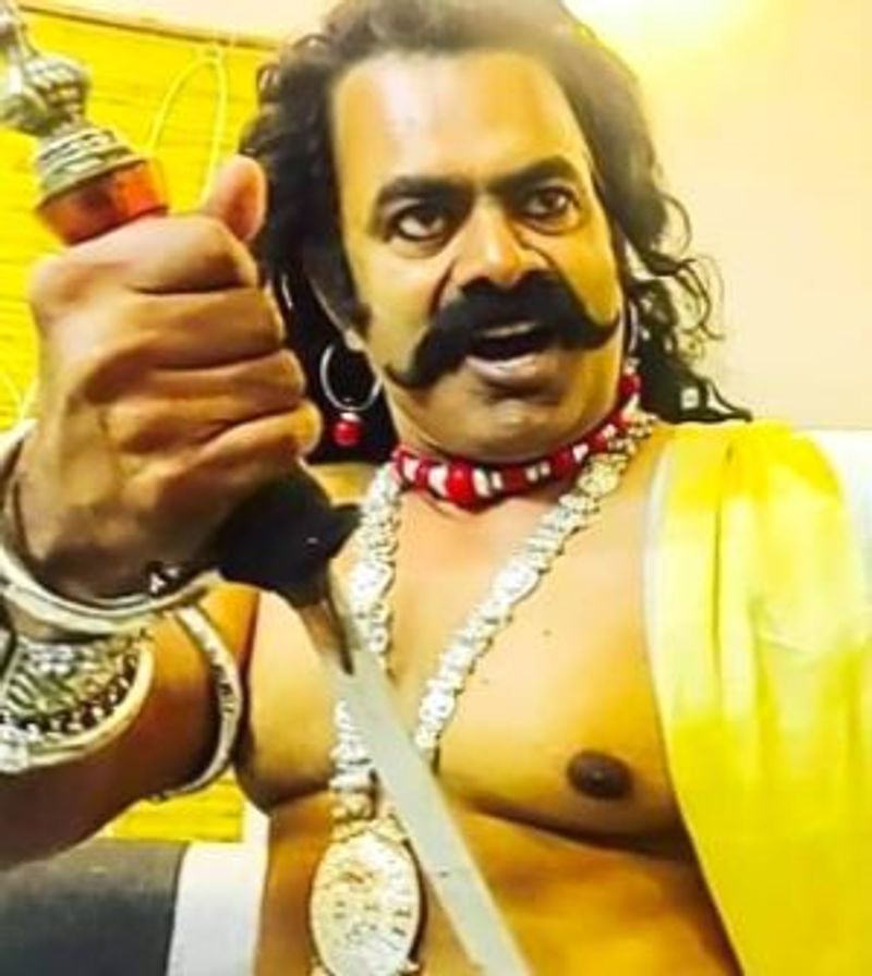மேலும் ராஜாக்களை போல, தங்கம் , பவழம் என கழுத்து நிறைய நகைகள், பட்டாடை, வீர வாள், கர்ஜனை தோற்றம் என சீமான் ஆக்ரோஷமாக இருப்பதையும் பார்க்க முடிகிறது. இந்த புகைப்படம் தற்போது ரசிகர்களால் அதிகம் பார்க்கப்பட்டு வருகிறது.