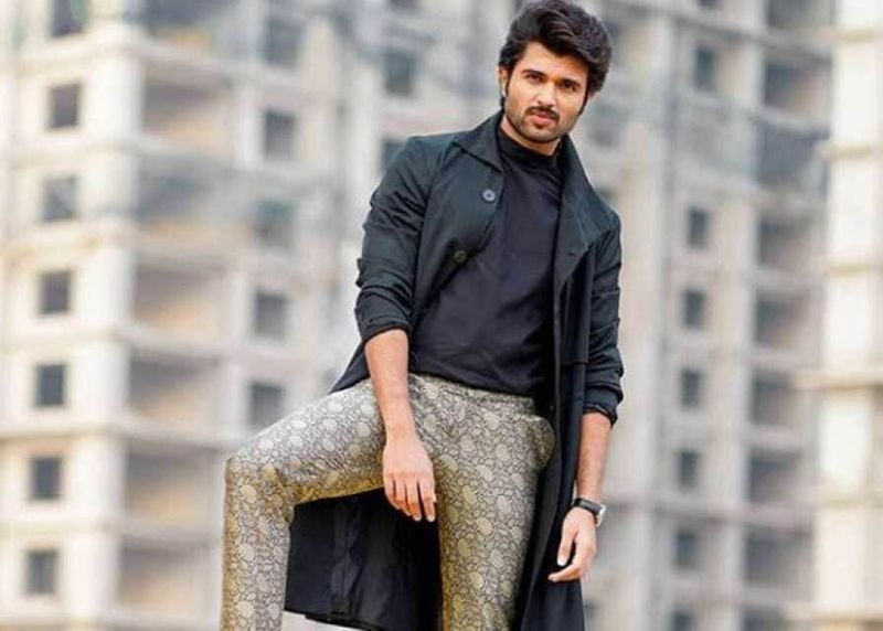 `అర్జున్రెడ్డి`, `గీతగోవిందం`తో ఓవర్ నైట్లో స్టార్ అయిన విజయ్ దేవరకొండకి ఆడియెన్స్ ని నుంచి విపరీతమైన ఫాలోయింగ్ పెరిగింది. ఆయన కోసం ఎగబడే, పడిచచ్చే అమ్మాయి, అభిమానులున్నారంటే అతిశయోక్తి కాదు. అంతేకాదు స్టయిల్ పరంగానూ స్టయిల్ కా బాప్ అనిపిస్తున్నాడు.