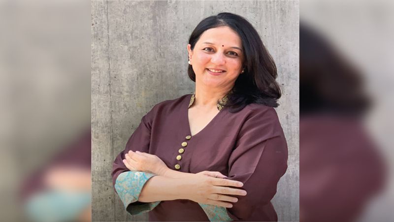 कौन हैं नंनद नीलेकणि की वाइफ
ननंद नीलेकणि का वाइफ रोहिणी नीलेकणी एक राइटर और सोशल वर्कर हैं। वह अर्घ्यम फाउंडेशन की संस्थापक-अध्यक्ष भी हैं, जो पानी और स्वच्छता के मुद्दों पर ध्यान केंद्रित करती है। उन्होंने अक्षरा फाउंडेशन की भी अध्यक्षता की, जो बच्चों की शिक्षा पर काम करती है।