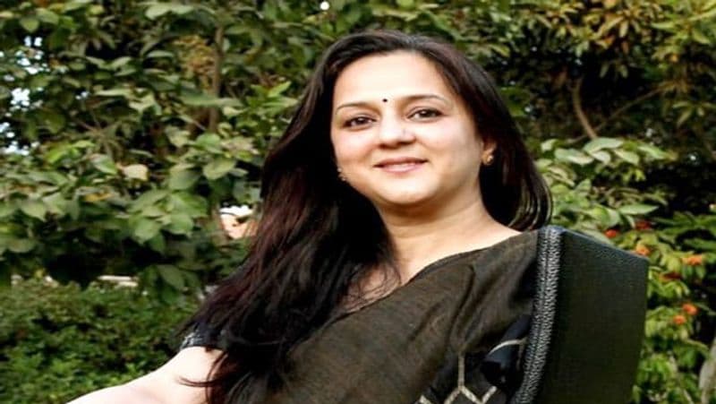 61 की उम्र में भी बहुत खूबसूरत हैं रोहिणी
नंदन नीलेकणि की वाइफ एक परोपरकारी महिला होने के साथ-साथ बेहद खूबसूरत भी हैं। उनका जन्म 1960 में हुआ था। आज 61 साल की उम्र में भी उनका जवाब नहीं है। उन्हें प्यार से घर में नोनी बुलाया जाता है।