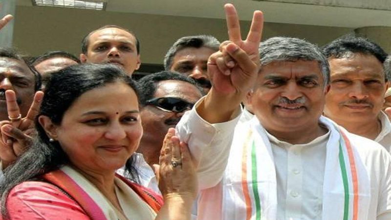 नंदन को जाता है आधार कार्ड का श्रेय
जुलाई 2009 में नंदन यूनिक आइडेंटिफिकेशन अथॉरिटी ऑफ इंडिया (UIDAI) के चेयरमैन बन गए। यूपीए सरकार की आधार कार्ड योजना का श्रेय नंदन नीलेकणि को जाता है। हालांकि, 2014 में उन्होंने यूआईडीएआई के चेयरमैन पद से इस्तीफ दे दिया और कांग्रेस के टिकट पर दक्षिण बेंगलुरु सीट से चुनाव लड़ा, लेकिन हार गए।