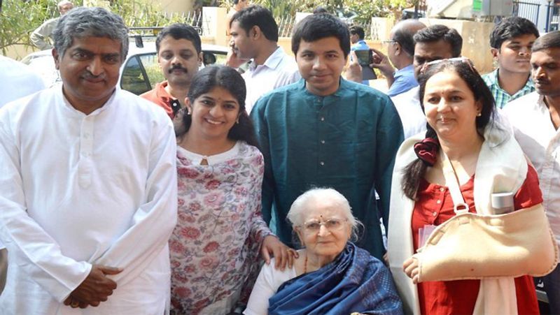 दो बच्चों के पेरेंट्स हैं नंदन-रोहिणी
नंदन नीलेकणि के दो बच्चे हैं, जिनका नाम निहार और जाह्नवी नीलकेणी हैं। दोनों बच्चों की शादी हो चुकी है।