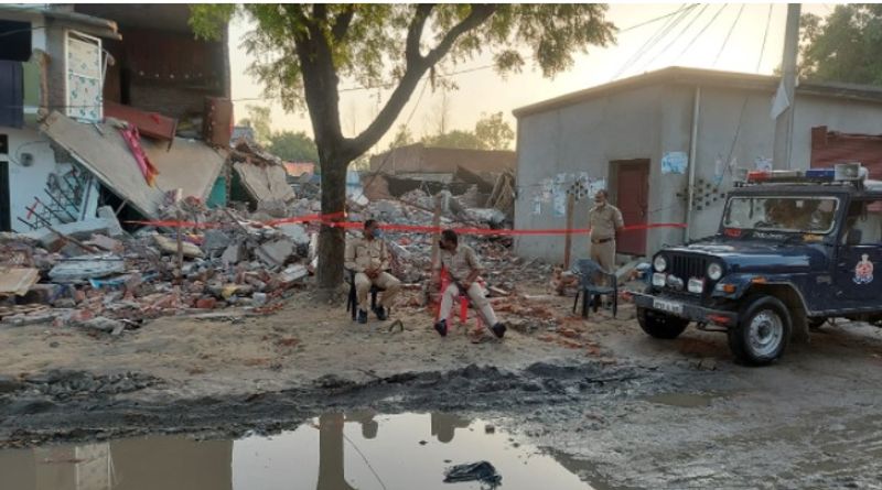 हादसे में घायल मोहम्मद हकीम ने कहा है कि रात 11 बजे के आसपास खाना बन रहा था, तभी गैस सिलेंडर में विस्फोट हुआ। गैस सिलेंडर हाल ही में खरीदकर लाया गया था। इससे दो मंजिला मकान ढह गया। पड़ोसी का भी मकान गिरा है। इसके बाद क्या हुआ, मुझे नहीं मालूम।