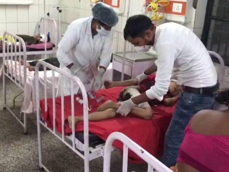 घायलों को जिला अस्पताल में प्राथमिक उपचार के बाद लखनऊ के ट्रामा सेंटर रेफर किया गया है। प्रभारी निरीक्षक संतोष कुमार तिवारी के मुताबिक कि खाना बनाते समय अचानक सिलिंडर फट गया। इसमें आठ लोगों की मौत हो गई । दो सिलिंडर बरामद हुआ है। जबकि एक सिलिंडर फट गया है।
