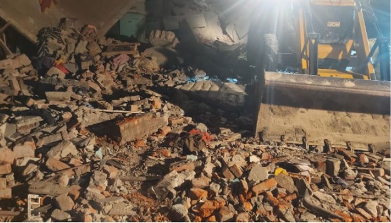 टिकरी गांव निवासी नुरुल हसन के पास पटाखा बनाने का लाइसेंस था। मंगलवार की रात करीब 11 बजे के आसपास उनके घर में विस्फोट हुआ। यह इतना तेज था कि नुरुल हसन मकान तो ढहा ही, बाजू वाला मकान भी जमींदोज हो गया। वहीं, ग्रामीणों के मुताबिक दूसरे छत पर सन का गोला बरामद हुआ है। गोले में आग लगने से विस्फोट हो गया इससे दो मंजिला इमारत भरभरा कर गिर गई। 