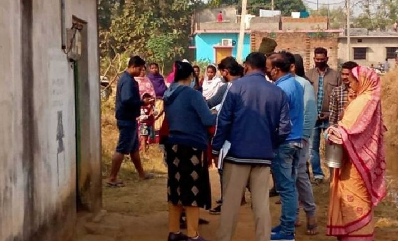 आरोपी महिला की पहचान राशिदा शेख के तौर पर हुई है। वहीं उसके उसके प्रेमी की पहचान अमित मिश्रा के रूप में हुई। पुलिस ने फौरन मामले की जानकारी मिलते ही महिला को मंगलवार शाम में हिरासत में ले लिया है। वहीं प्रेमी अभी फरार है।
