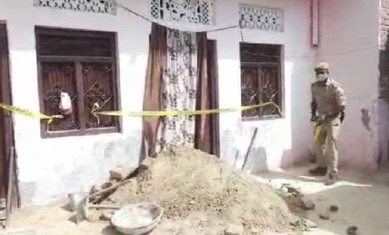 पुलिस जांच में सामने आया है कि मृतक का नाम रईस शेख था और वह मुंबई की एक कपड़े की दुकान में सेल्समैन के रूप में काम करता था। लॉकडाउन के बाद से दंपत्ति में आए दिन किसी ना किसी बात को लेकर झगड़ा हो रहा था। लेकिन 25 मई के बाद से युवक अचानक घर से गायब हो गया था। 