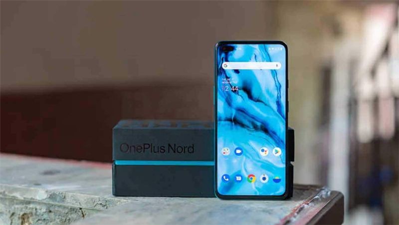 वनप्लस Nord CE 5G
भारत में आजकल वनप्लस के फोन्स की बहुत डिमांड है। इसी को देखते हुए कंपनी 11 जून को OnePlus Nord CE 5G लॉन्च करने वाली है। यह फोन 6.43-इंच AMOLED पैनल के साथ आएगा, जो 90Hz हाई रिफ्रेश रेट पेश करेगा। इसके साथ ही स्मार्टफोन में ट्रिपल रियर कैमरा सिस्टम दिया गया है, जिसमें 64-मेगापिक्सल का प्राइमरी सेंसर शामिल है। वहीं, फ्रंट कैमरा 16-मेगापिक्सल का होगा। कहा जा रहा है कि ये फोन 8GB रैम और 128GB इंटरनल स्टोरेज के साथ आएगा। इसकी बिक्री भारत में 16 जून से शुरू होगी। OnePlus Nord CE 5G के प्री-ऑर्डर पर 2,699 रुपये के फ्री गिफ्ट भी मिलेंगे।