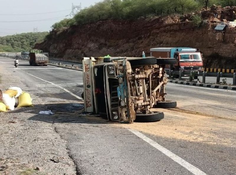 सुबह जब लोडिंग ग्वालियर-झांसी हाईवे पर जौरासी घाटी से गुजर रही थी तभी अचानक चालक की झपकी लग गई।