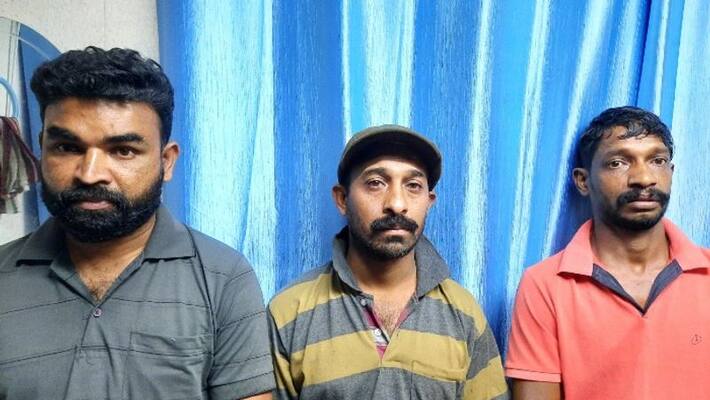 Three arrested for selling liquor in autorickshaw Three arrested for selling liquor in autorickshaw