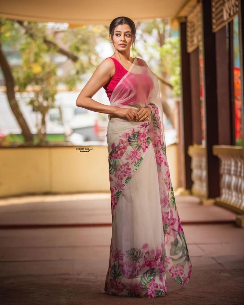 ప్రియమణి లేటెస్ట్ గ్లామర్ ఫోటోలతో మతులు పోగొడుతుంది. చీర అందాలతో చూపుతిప్పుకోనివ్వడం లేదు. అలా చూస్తూ జీవితాంతం గడిపేయాలనేంతగా రెచ్చగొడుతుంది.