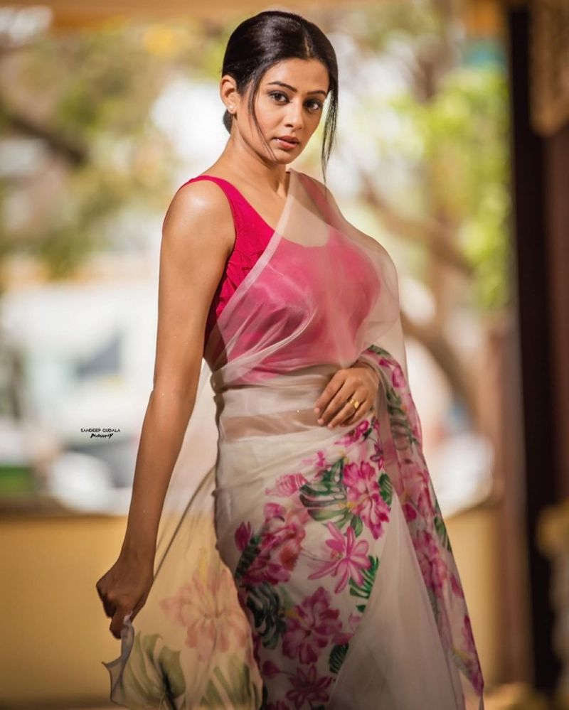 `ఢీ` షో కోసం ప్రియమణి గ్లామర్ ఫోటోలను పంచుకుంది. లేటెస్ట్ ఫోటో షూట్పిక్స్ ని అభిమానులతో షేర్ చేయగా అవి సామాజిక మధ్యమాల్లో వైరల్ అవుతున్నాయి.