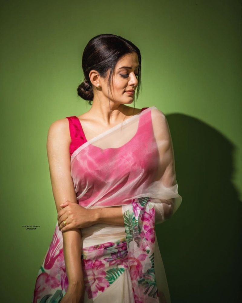 కసిగా చూస్తూ, స్లీవ్లెస్ పింక్ బ్లౌజ్, ఉల్లిపొరలాంటి పలుచని పూలపూల చీరలో కనువిందు చేస్తుంది. హోయలు పోయింది. వొంపులు చూపిస్తుంది.