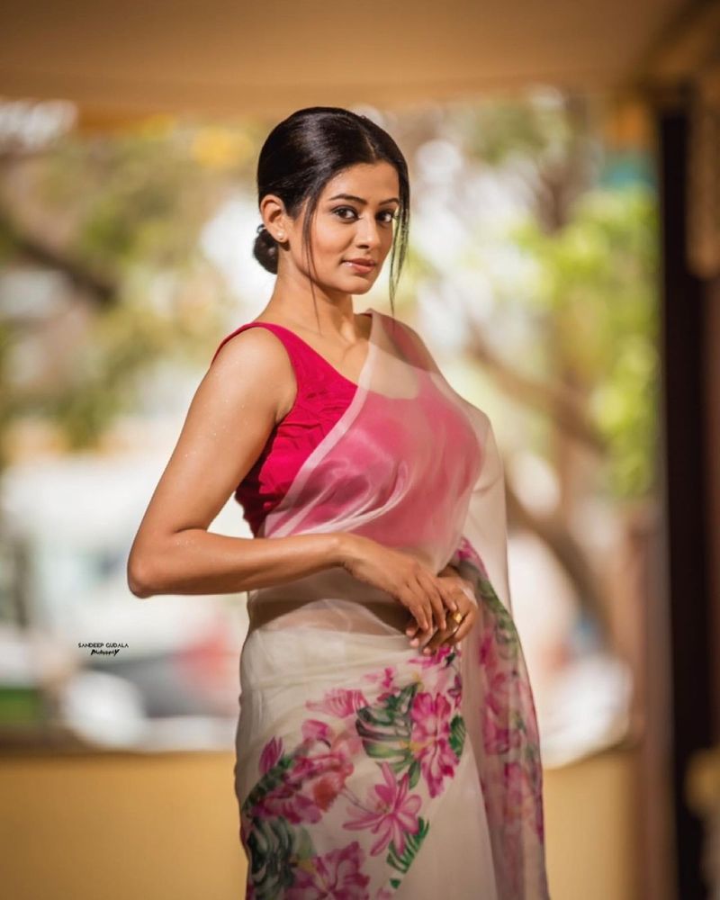 ఇలా అమ్మడి అందాలను చూడకపోతే రోజంతా వేస్టే అనేంతగా లుక్ ఇచ్చిందీ అందాల డస్కీ భామ. ఇంతందం ఎప్పుడైనా చూశారా? అంటూ సవాల్ విసురుతోంది.