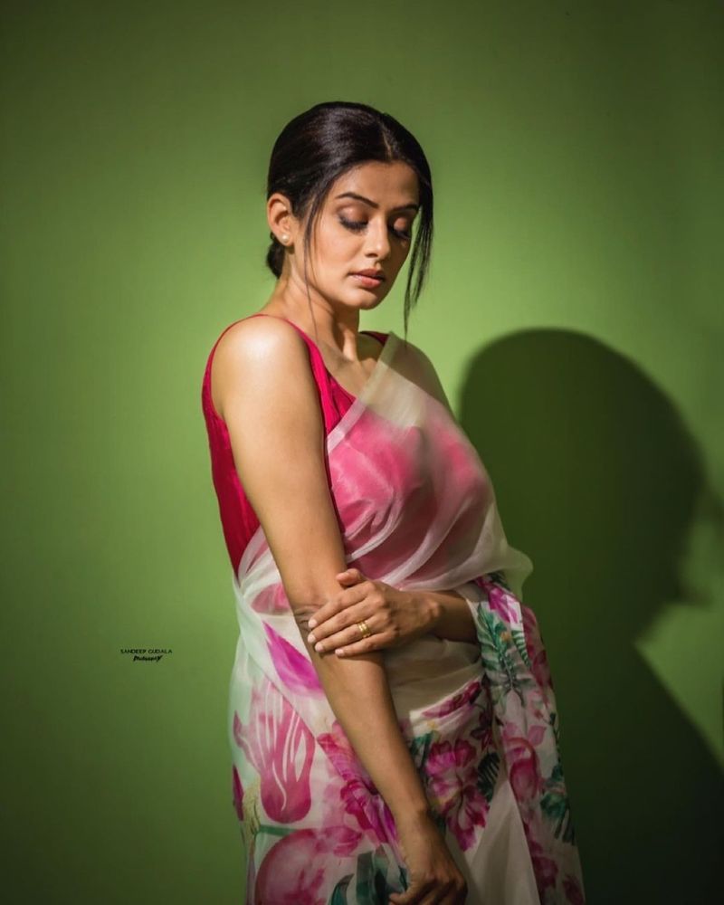 ప్రియమణి చూపు తిప్పుకోనివ్వడం లేదంటే అతిశయోక్తి కాదు. అంతగా కనువిందు చేస్తుంది. కుర్రాళ్లని రెచ్చగొడుతుంది.