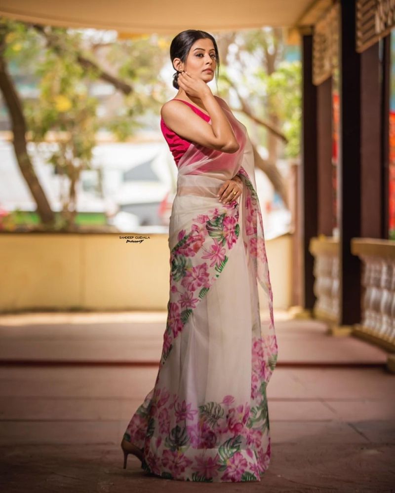 మరోవైపు ప్రస్తుతం `ది ఫ్యామిలీ మ్యాన్2` వెబ్ సిరీస్ ప్రమోషన్లో బిజీగా ఉంది ప్రియమణి. ఇందులో భాగంగా పలు ఛాటింగ్ ల్లో పాల్గొంటుంది.