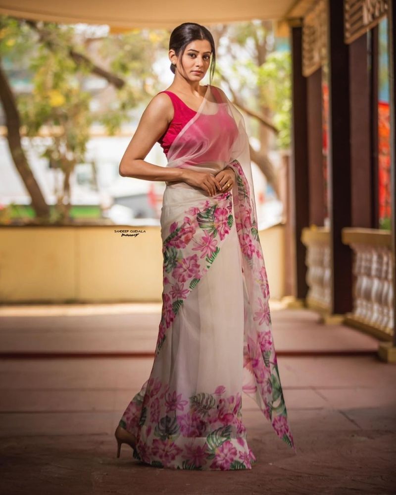 ఈ వెబ్ సిరీస్లో తనకు ఎవరితో ఎఫైర్ ఉందో త్వరలో తెలుస్తుందని చెప్పి షాక్ ఇచ్చింది. మరోవైపు వెంకటేష్తో నటించాలనే కోరిక `నారప్ప` తీరిందని తెలిపింది.
