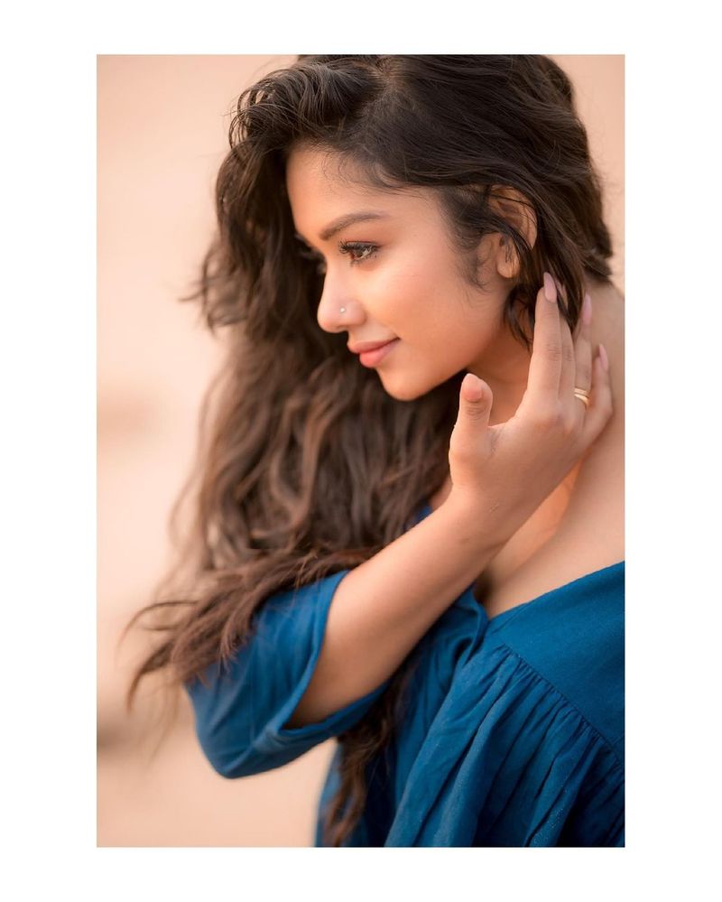 வாவ்... தலை முடிகளை கோதி விடுவது கூட தனி அழகு தான் 