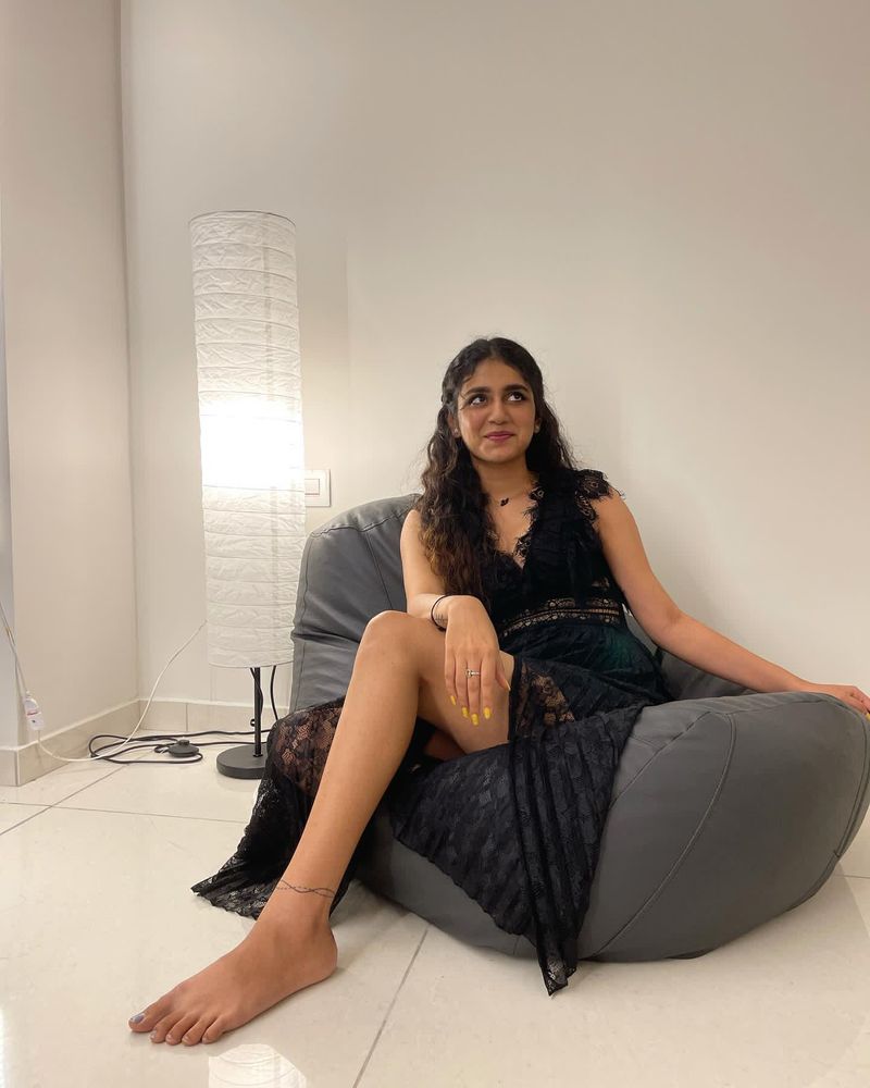 హిందీలో `శ్రీదేవి బంగ్లా`, కన్నడలో `విష్ణు ప్రియా` సినిమాల్లో నటిస్తూ ఇప్పుడిప్పుడే కెరీర్ని మంచి ట్రాక్ ఎక్కిస్తుంది.