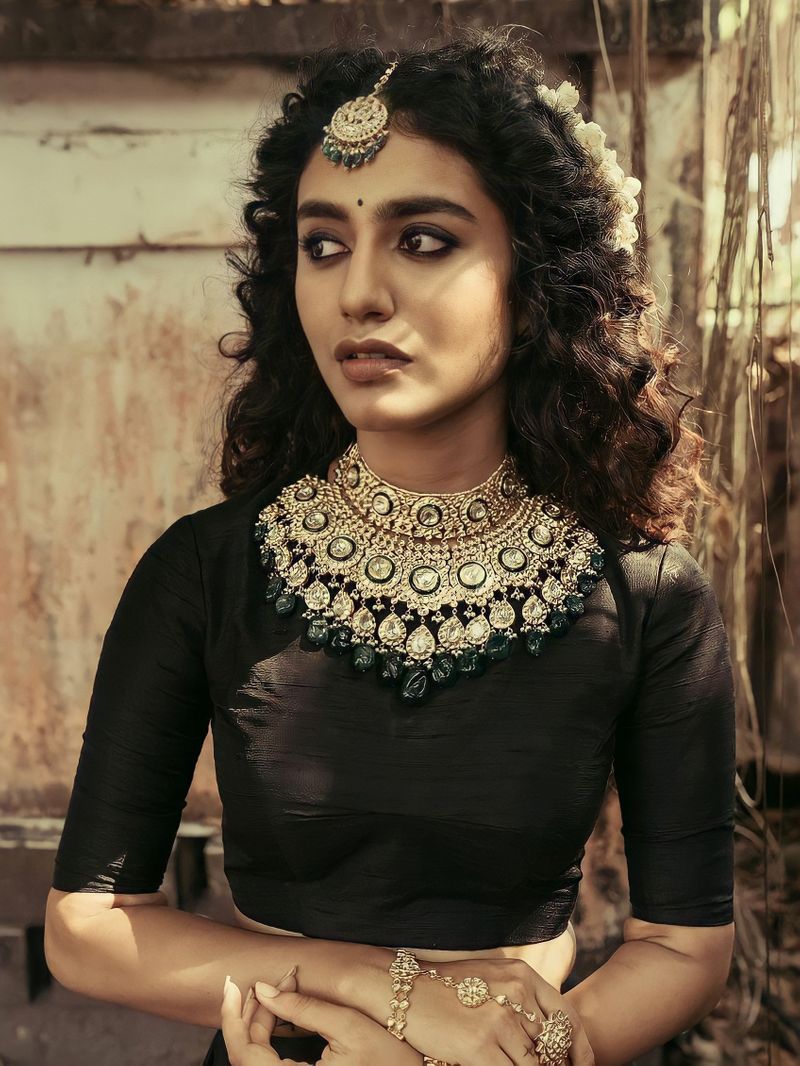 ప్రియా ప్రకాష్ వారియర్ లేటెస్ట్ ఫోటో షూట్ గ్లామర్ ఫోటోలు.