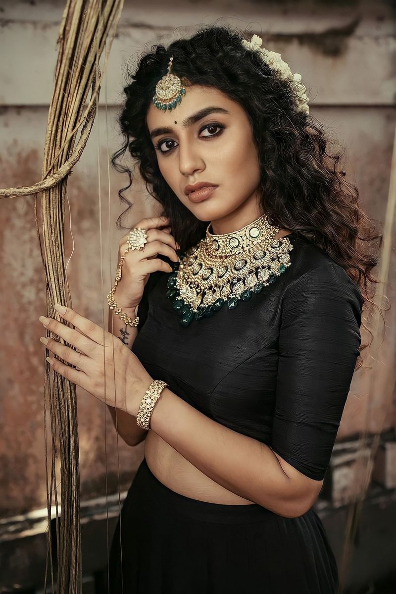 ప్రియా ప్రకాష్ వారియర్ లేటెస్ట్ ఫోటో షూట్ గ్లామర్ ఫోటోలు.