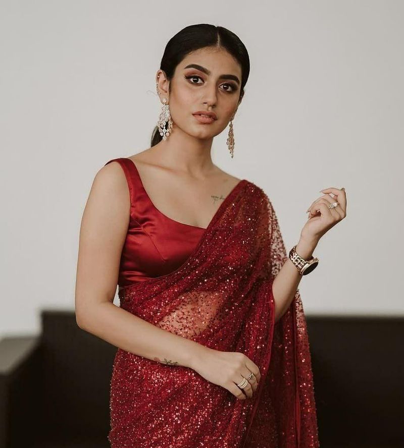 ప్రియా ప్రకాష్ వారియర్ లేటెస్ట్ ఫోటో షూట్ గ్లామర్ ఫోటోలు.