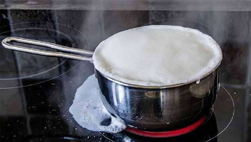 दूध उबालना है एक कला
लोग सोचते हैं, कि दूध उबालना कौन सा बड़ा काम है, लेकिन जब ये दूध उबलकर नीचे गिर जाता है या जल जाता है, तो उन्हें बड़ा अफसोस होता है। इसलिए दूध उबालते समय कुछ बातों का ध्यान रखना जरूरी होता है। इसे सही समय और तापमान पर ही उबालना चाहिए।