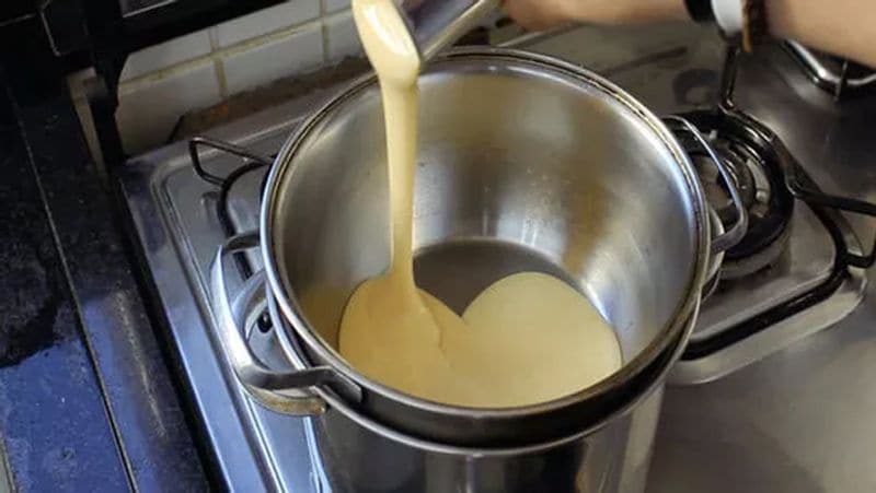 डबल बॉयलर का करें इस्तेमाल
डबल बॉयलर पर दूध गरम करने से ये नीचे नहीं गिरता है, इसके लिए आप पहले एक बड़ी पतेली में पानी गर्म करें और उसके ऊपर छोटी पतेली में दूध रखकर गर्म होने रख दें। 