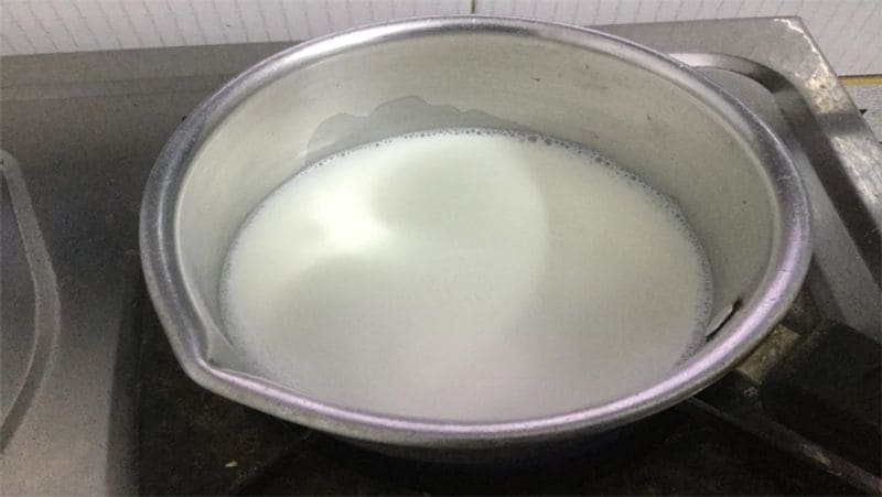 ऐसे नहीं चिपेगा पतेली में दूध
दूध उबालने के लिए हमेशा मोटे तले वाले बर्तन का इस्तेमाल करें। पतेली में दूध डालने से पहले उसमें थोड़ा सा पानी नीचे जरूर डालें। इससे दूध नीचे चिपकता नहीं है और मलाई भी पूरी ऊपर जमा हो जाती है।