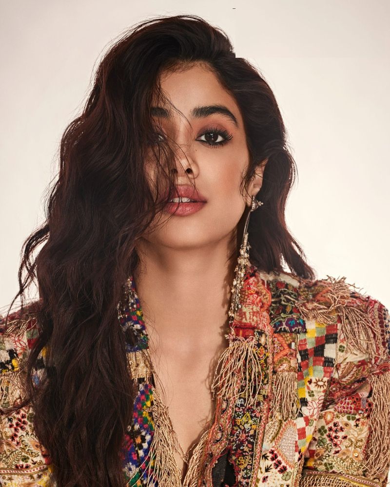 జాన్వీ కపూర్ `ఎల్లీ` మేగజీన్ కోసం అందాల ఆరబోత.