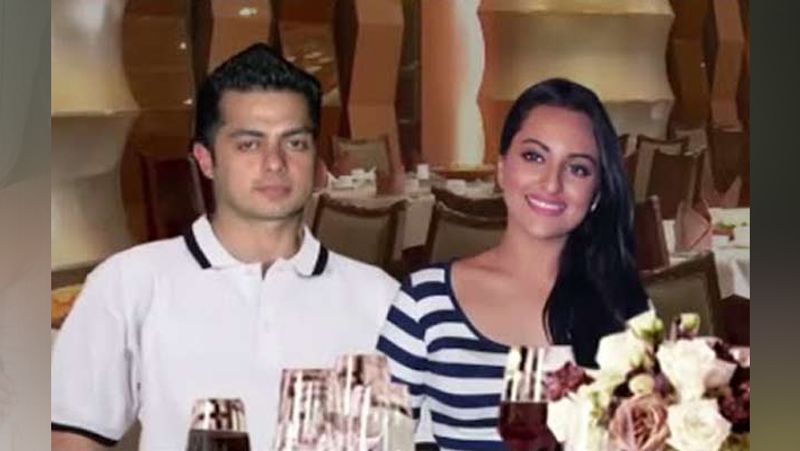बता दें कि सोनाक्षी और बंटी को कई पार्टियों में साथ देखा जा चुका है। वहीं, सोनाक्षी ने एक इंटरव्यू में बताया था कि बंटी सेल्फमेड मैन हैं और वो अभी अपने बैचलरहुड को एन्जॉय करना चाहते हैं। यही वजह है कि अभी तक सोनाक्षी अभी तक शादी के बंधन में नहीं पाई। 