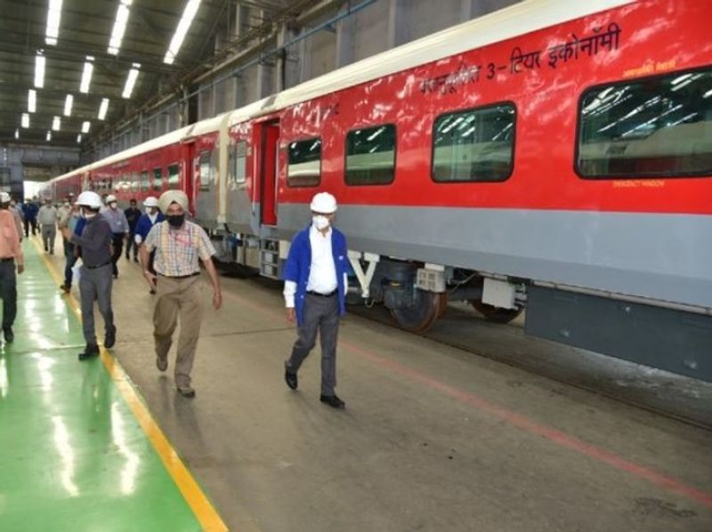 पहले एक कोच तैयार करने में 2.80-2.82 करोड़ खर्च होते थे, वहीं यह एसी इकॉनमी कोच केवल 2.76 करोड़ में तैयार हो गया। इतना ही नहीं, पहले के कोच में 72 सीट हुआ करती थी। लेकिन, अब एक कोच में 83 सीटें हैं। सिर्फ सीट ही नहीं बढ़ी कोच का लुक भी नया है और अंदर की जगह को कम करने की बजाय बढ़ाया गया है।
