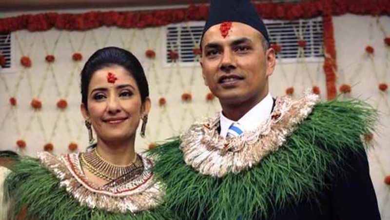 करियर में डाउनफॉल के बीच उनकी मुलाकात नेपाल के बिजनेसमैन सम्राट दहल से हुई। कुछ ही मुलाकातों के बाद दोनों में प्यार हो गया और 2010 में शादी कर ली। मनीषा की शादी ज्यादा दिन तक नहीं टिक पाई और उनके पति से आए दिन झगड़ा होने लगे। 2 साल के बाद 2012 में दोनों का रिश्ता टूट गया और मनीषा ने तलाक ले लिया। करियर और लाइफ में आए ऐसे मोड़ ने मनीषा को तोड़ दिया। गम को भुलाने के लिए एक बार फिर उन्होंने शराब और ड्रग्स का सहारा लेना शुरू कर दिया। 
