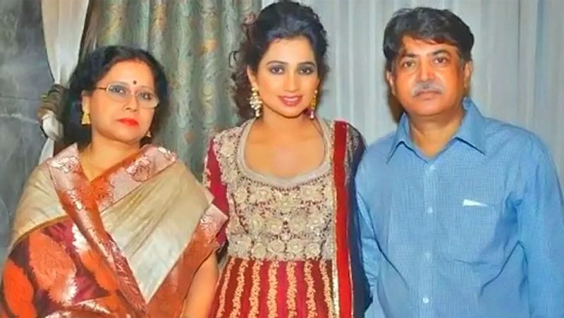 श्रेया के म्यूजिक टीचर म्यूजिक टीचर जयवर्द्धन भटनागर के मुताबिक, श्रेया ने महज 6 साल की उम्र में रावतभाटा क्लब में अपना पहला स्टेज शो किया था। श्रेया घोषाल के पिताजी का बाद में मुंबई स्थित भाभा एटॉमिक रिसर्च सेंटर में ट्रांसफर हो गया। श्रेया ने मुंबई में आगे की पढ़ाई जारी रखने के साथ ही यहां कल्याण जी (कल्याण जी आनंद जी जोड़ी वाले) से ट्रेनिंग ली और 16 साल की उम्र में फिल्म ‘देवदास’ से करियर की शुरुआत किया। श्रेया घोषाल को पहला ब्रेक भले ही संजय लीला भंसाली ने फिल्म ‘देवदास (2002) में दिया, लेकिन यह खोज उनकी नहीं, उनकी मां लीला की थी।