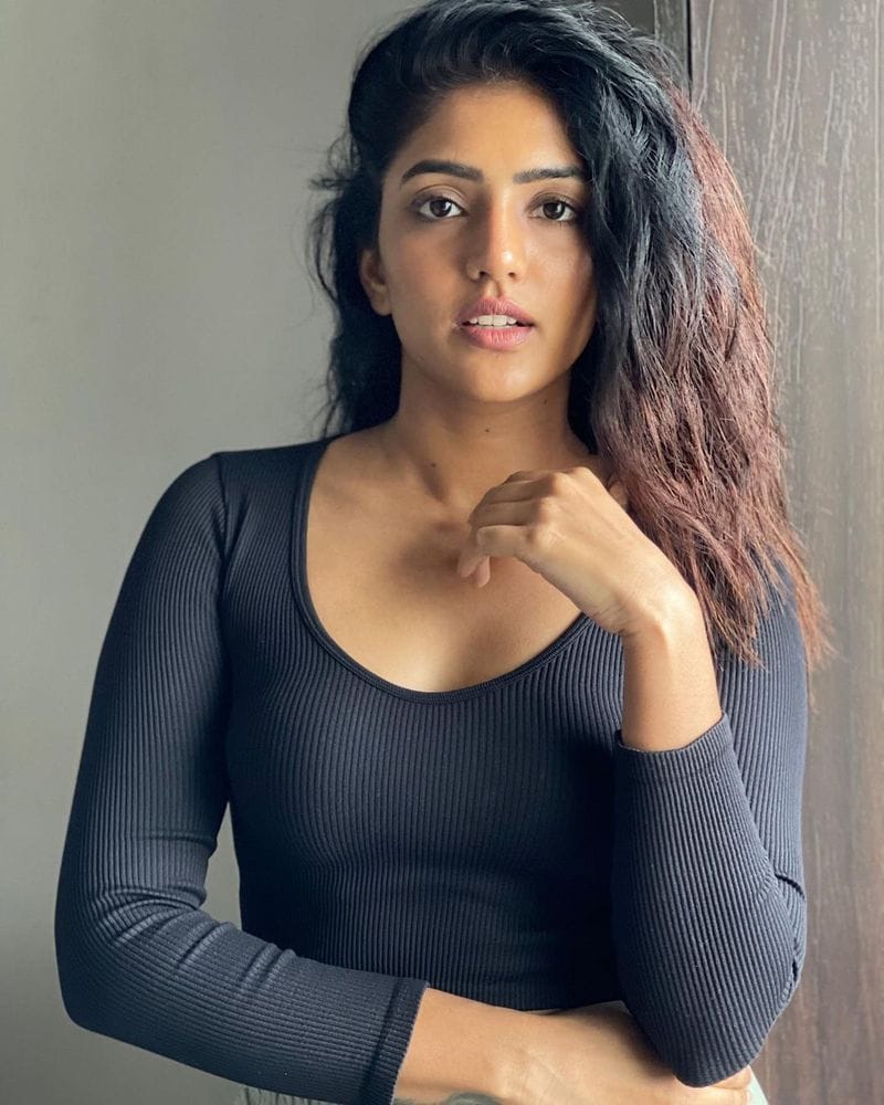 ఉల్లిపొరలాంటి చున్నీతో యద అందాలను కప్పుడూ ఇంటర్నెట్లో మంటలు పుట్టించిన ఈ అమ్మడు ఇప్పుడు మరోసారి సెక్సీ పోజులతో రెచ్చిపోయింది.