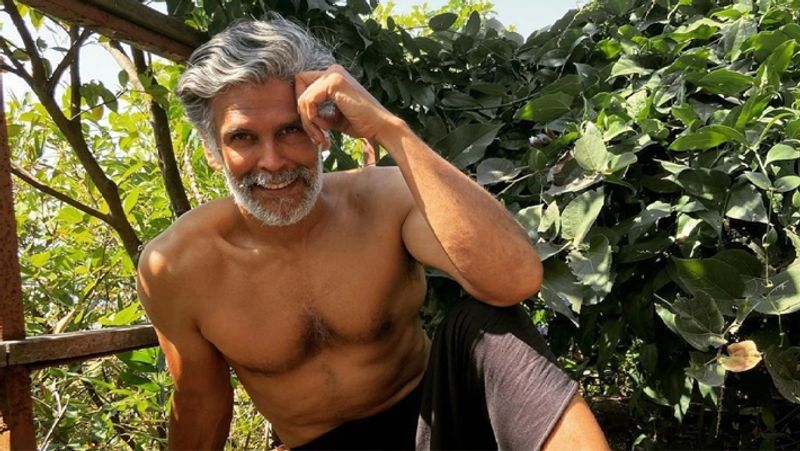 आपको बता दें कि मिलिंद खुद को फिट रखने के लिए काफी मेहनत करते हैं। उन्होंने बताया था- सुबह उठकर करीब 500 एमएल पानी, जो रूम टेम्परेचर पर होता है पीता हूं। नाश्ता करीब 10 बजे करता हूं। इसमें कुछ नट्स, पपीता, तरबूज या खरबूजा, कोई सीजनल फ्रूट जैसे आम खाता हूं। बात मीठा खाने की हो तो वे गुड़ खाते हैं।