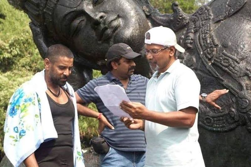 நடிகர் விக்ரமுக்கு வசனம் சொல்லி தரும் இயக்குனர் 