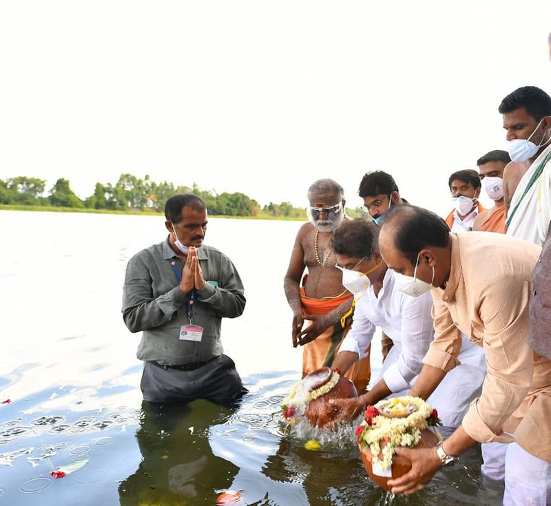 ಶ್ರೀ ಕಾಶಿ ವಿಶ್ವೇಶ್ವರ ದೇವಾಲಯ ಸಮೀಪದ ಕಾವೇರಿ ನದಿ ಬಳಿ ಭಾನುಪ್ರಕಾಶ್ ಶರ್ಮ ನೇತೃತ್ವದಲ್ಲಿ ಅಂತಿಮ ವಿಧಿವಿಧಾನ ಕಾರ್ಯಗಳೊಂದಿಗೆ ಅಸ್ಥಿ ವಿಸರ್ಜನಾ ಕಾರ್ಯಕ್ರಮ ನಡೆಯಿತು