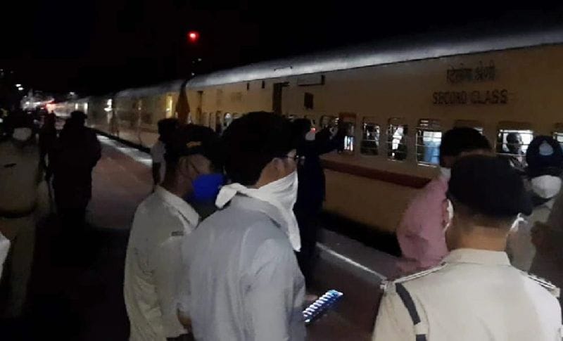 बता दें कि मृतका मुस्कान को उसकी सहेली प्रिया ने भोपाल बुलाया था. उसने कहा था कि तुम भोपाल आ जाओ और यहीं पर नौकरी कर लेना। उसी ने मुस्कान की भोपाल आने तक का ट्रेन का टिकट भी बुक कराई थी। प्रिया एक मॉल में जॉब करती है।