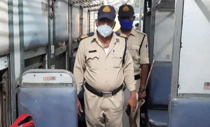 दरअसल, यह दिल दहला देने वाली घटना मंगलवार देर रात सामने आई है। जहां 21 साल की लड़की इंदौर से भोपाल जाने के लिए नर्मदा एक्सप्रेस में 08233 की डी-3 स्लीपर कोच में सफर कर रही थी। इसी बीच आरोपी सागर सोनी नाम के युवक ने युवती का गला रेतकर शुजालपुर और सीहोर स्टेशन के बीच हत्या कर दी। घटना के बाद आरोपी मौके से फरार हो गया।
