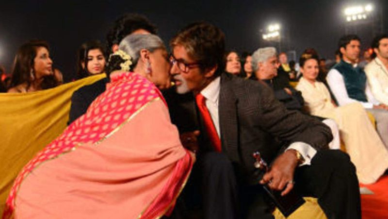 সম্প্রতি কিছু বছর আগের স্ক্রিন অ্যাওয়ার্ড অনুষ্ঠানের বেশ কিছু পিডিএ সোশ্যাল মিডিয়ায় ভাইরাল হয়েছে। যা দেখেই চক্ষু চড়কগাছ হয়েছে নেটিজেনদের।
