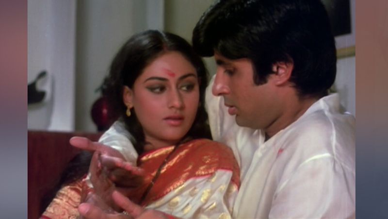 बता दें कि 1973 में जंजीर की सफलता के बाद वो जया और अपने अन्य दोस्तों के साथ लंदन जाकर जंजीर की सफलता को सेलिब्रेट करना चाहते थे। लेकिन उनके पिता हरिवंशराय बच्चन ने उनके सामने एक शर्त रख दी थी। जब उन्हें पता चला कि अमिताभ लंदन जाना चाहते हैं तो हरिवंशराय ने पूछा- किसके साथ जाना चाहते हो? अमिताभ ने जया का नाम लिया तो उन्होंने फौरन कहा- तुम पहले शादी करो उसके बाद जाओ। इसके बगैर तुम नहीं जा सकते।