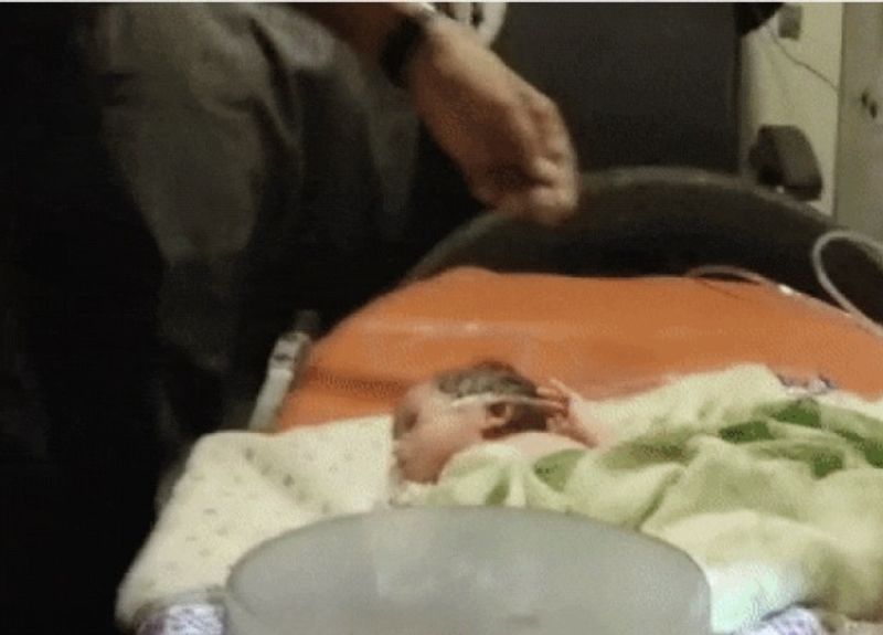 जवाहर तालुका के एक सरकारी अस्पताल में नवजात को भर्ती कराया गया है। डॉक्टर्स की एक टीम उसकी लगातार निगरानी कर रही है।
