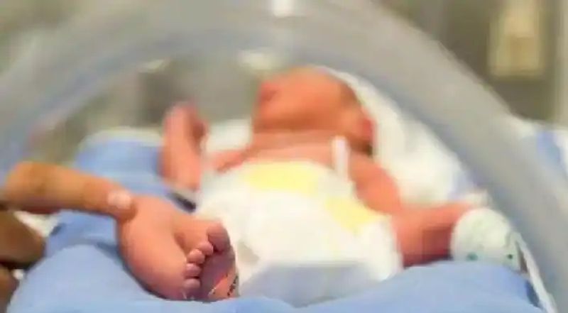 महाराष्ट्र में 29 मई 2021 तक 80 बच्चों के सिर से माता-पिता का साया उठ गया है। वहीं, 716 बच्चे ऐसे है, जिन्होंने माता-पिता में से किसी एक को खोया है।
(प्रतीकात्मक फोटो)