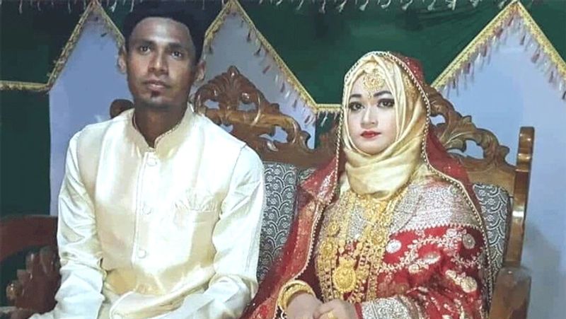 মুস্তাফিজুর রহমান-বাংলাদেশের পেসার মুস্তাফিজুর রহমান তার খুড়তুতো বোন সামিয়া পারভিন শিমুকে বিয়ে করেছেন। নিউজিল্যান্ডের ক্রাইস্টচার্চের গো’লাগু’লিতে ৪৯ জন নিরীহ মানুষ প্রা’ণ হা’রায়। এর পরের দিন ফিরেই বিয়ে করেছিলেন তিনি। মুস্তাফিজুর জানান, মন খারাপ হওয়ায় জন্যই তিনি বিয়ে করেন।