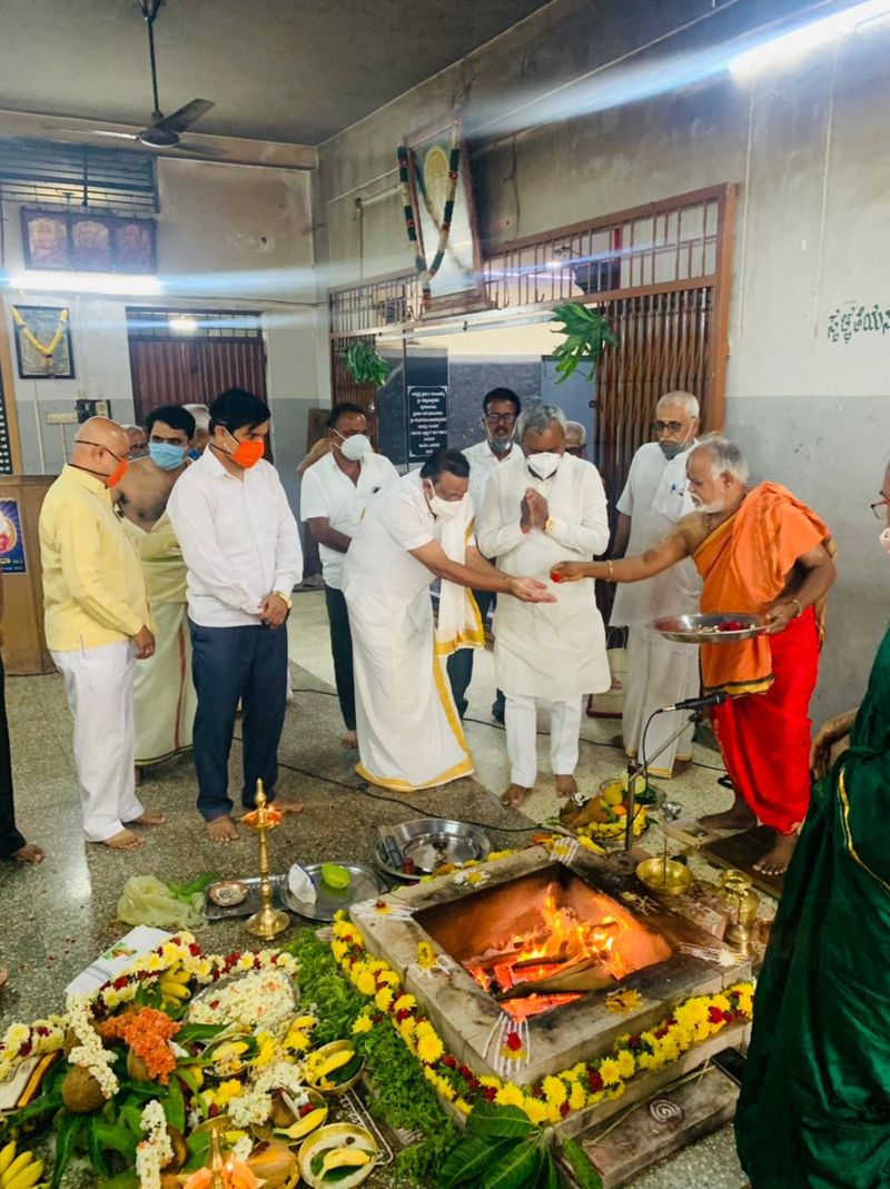 ಸಚಿವರ ಉಪಸ್ಥಿತಿಯಲ್ಲಿ ಕೊರೋನಾ ನಿರ್ಮೂಲನೆಗಾಗಿ ಹೋಮ...