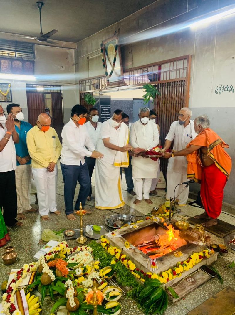 ಹೋಮದಲ್ಲಿ ಸಚಿವ ಎಸ್.ಟಿ. ಸೋಮಶೇಖರ್ ಮತ್ತು ಬ್ರಾಹ್ಮಣ ಅಭಿವೃದ್ಧಿ ಮಂಡಳಿ ಅಧ್ಯಕ್ಷ ಸಚ್ಚಿದಾನಂದ ಮೂರ್ತಿ ಭಾಗಿ