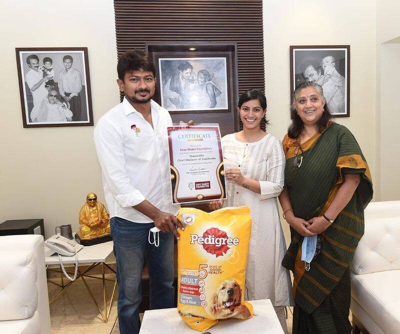 varalakshmi donate 2 ton animals food